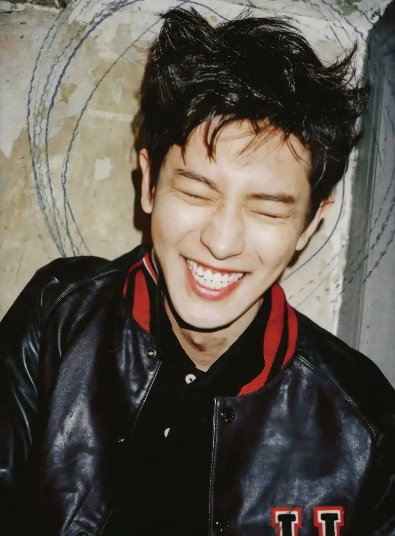 举铁男孩朴灿烈的另一个爱好,篮球照为什么是这么黑乎乎?