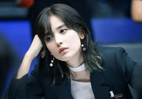 《风暴舞》配音出戏 背景抠图 剧情俗套 只能靠主角颜值硬撑了