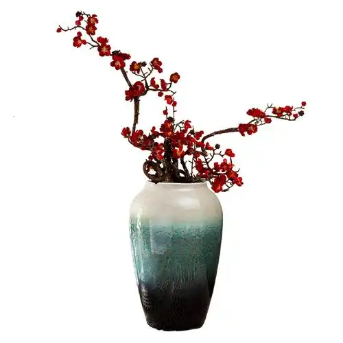 很漂亮的一个花瓶,是陶瓷材质的,摸起来手感很舒服,看起来还是很有