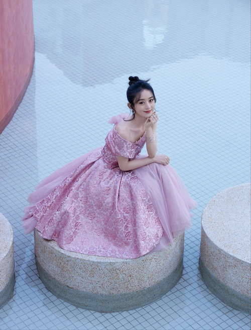 赵丽颖晒直播造型 一袭粉紫刺绣叠纱礼裙效果梦幻甜美|名门泽佳__凤凰