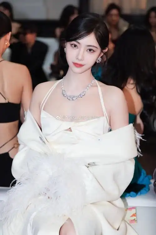歌手,演员@许佳琪kiki身着nana jacqueline 2024春夏系列《giardino