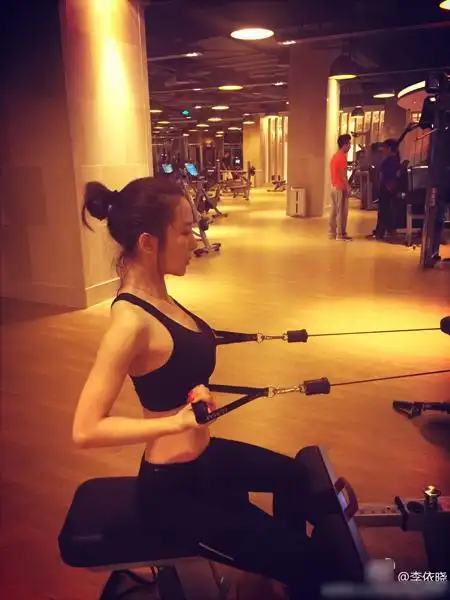 "妲己"李依晓健身!穿背心挥汗运动