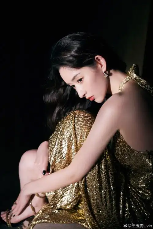 王玉雯金色礼服好迷人