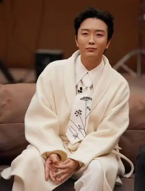 歌手李玉刚雪中下跪惹争议,悼念父亲表情夸张,衣服单薄疑似作秀_网易