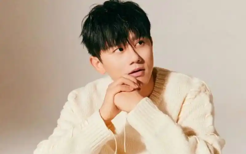 张杰歌曲《away》照片