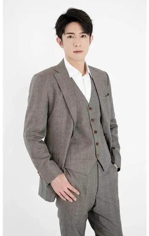 "温文尔雅"季肖冰的绅士穿搭,戴上眼镜后更有魅力