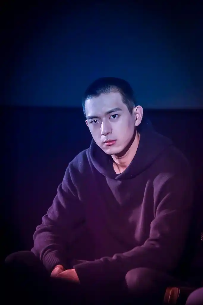 李现全新板寸造型上线气质冷峻直视镜头眼神撩人帅翻天