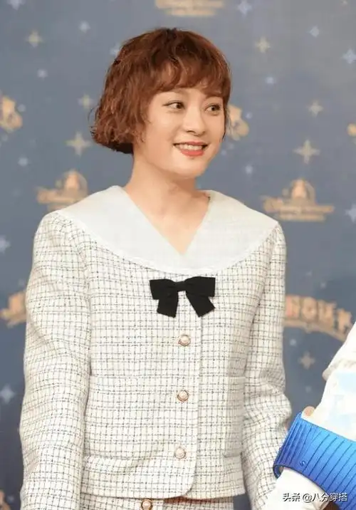 孙俪罕见扮嫩一身格纹套装俏皮活泼短发造型清爽又减龄