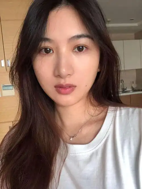 素颜女神vs性感美女,龙怡利近照曝光两种风格轻松驾驭