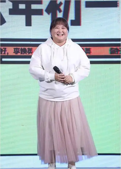 这么快就反弹了贾玲洛杉矶被网友偶遇圆肩驼背身材已走样