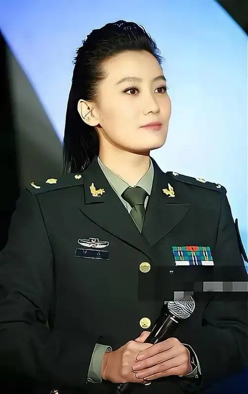 谭晶军装照