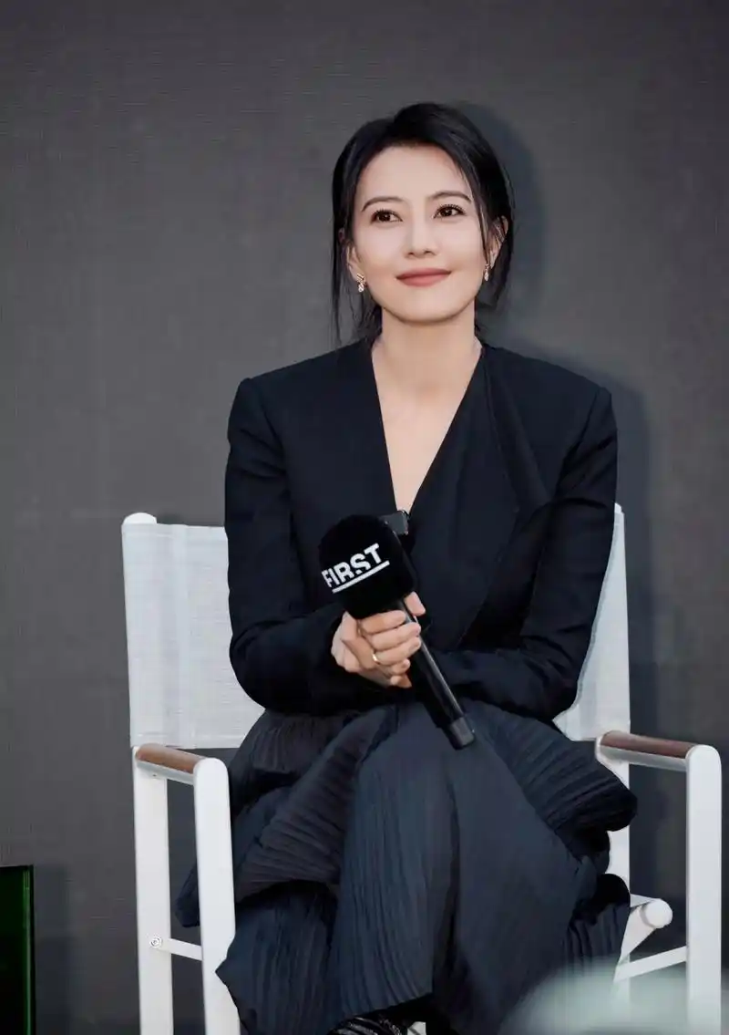 女神高圆圆,黑色小西装出席活动,坐姿优雅,精致迷人.#高圆圆