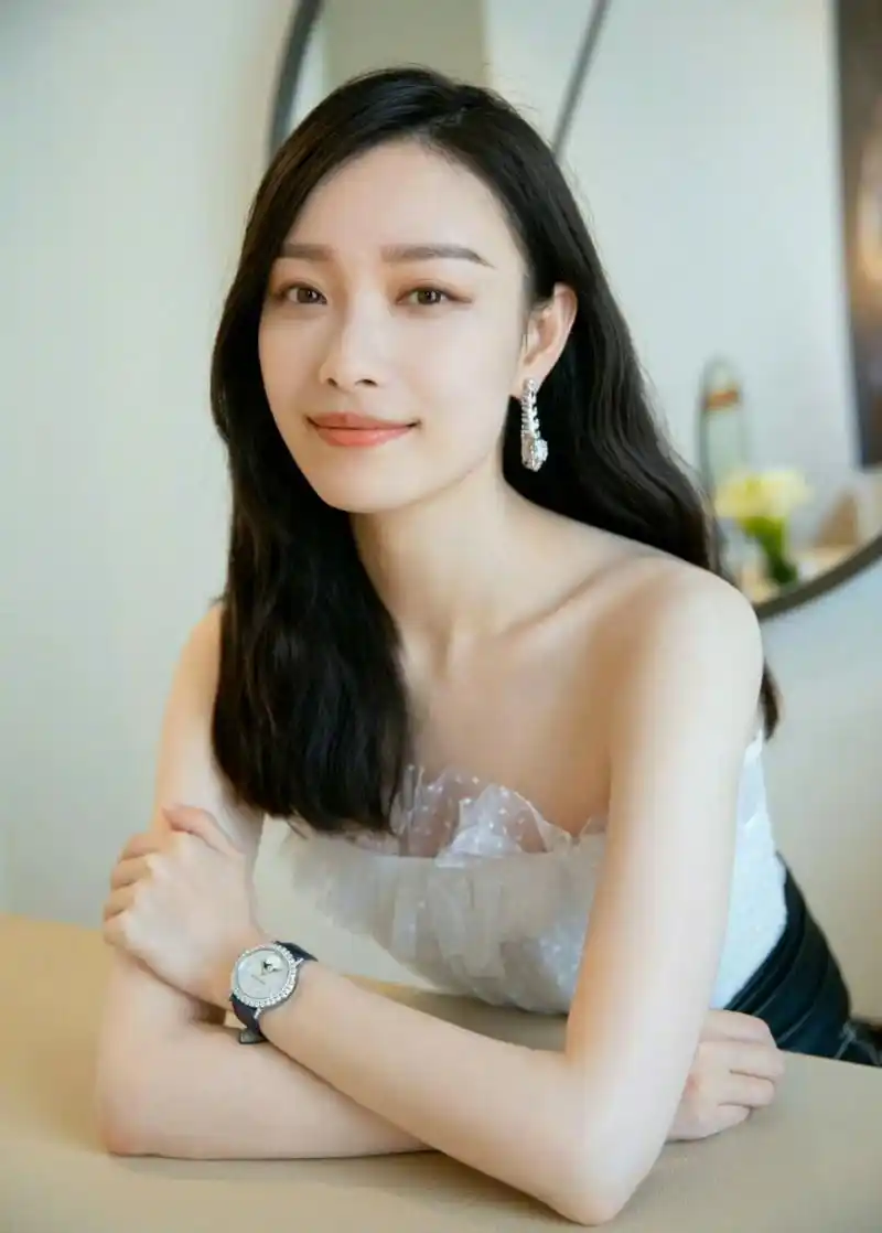 倪妮图片分享,明艳大气的美.