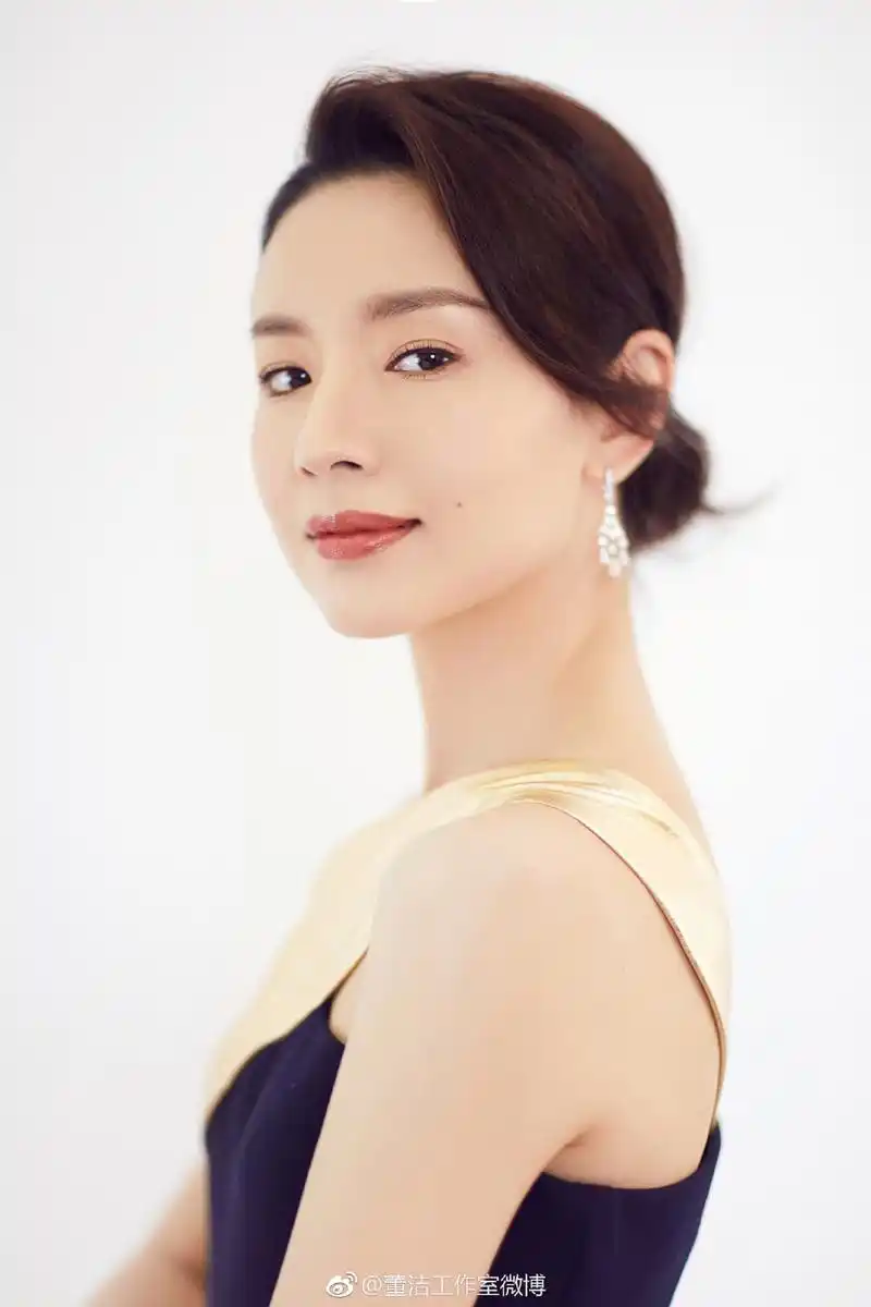 董洁抹胸长裙秀香肩美背 清丽优雅纯净知性