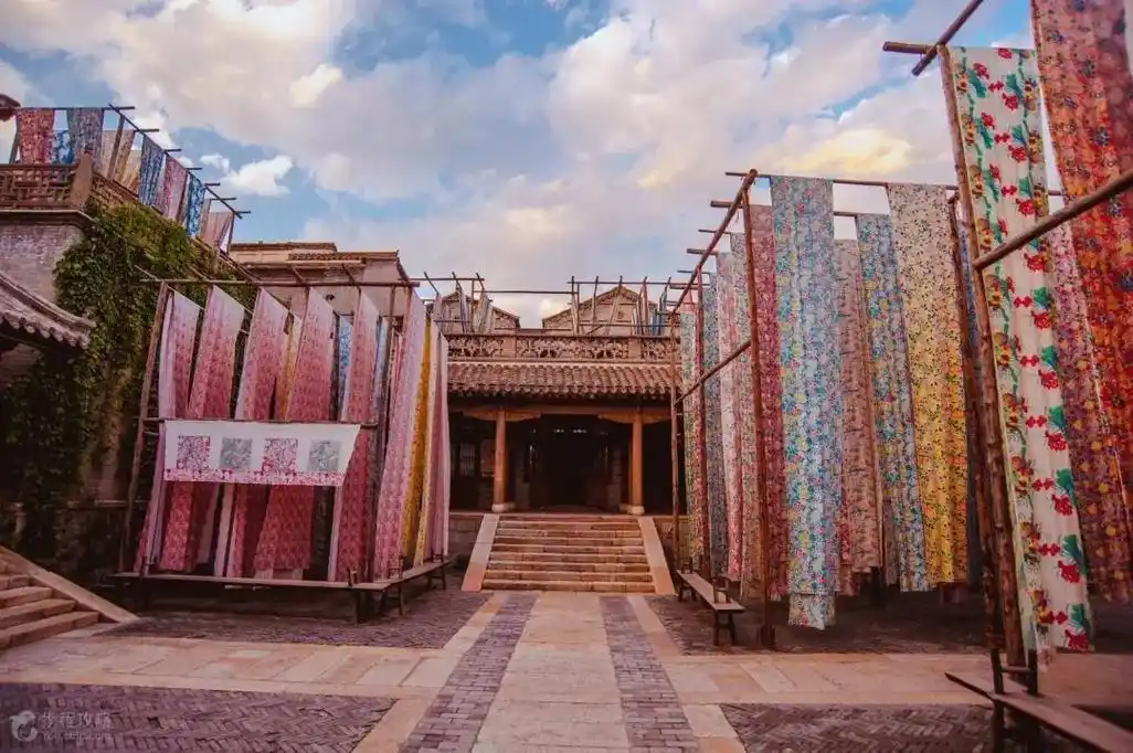 古北水镇永顺染坊位于古北水镇作坊街的中部检票进水镇后沿河的北岸水