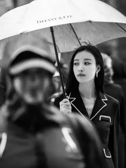 倪妮的打伞造型一袭亮片红裙被惊艳了好久她真是难有的