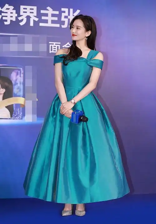 刘诗诗抓拍图比精修更美一袭天蓝色露肩裙太漂亮了