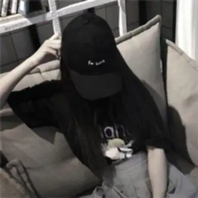 戴帽子女生头像.