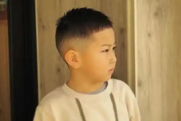 男宝宝发型有哪些男宝宝的发型其实有很多选项,比较流行的有小平头,小
