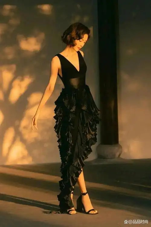 金晨的高跟鞋穿搭,秒变时尚达人,太美了!