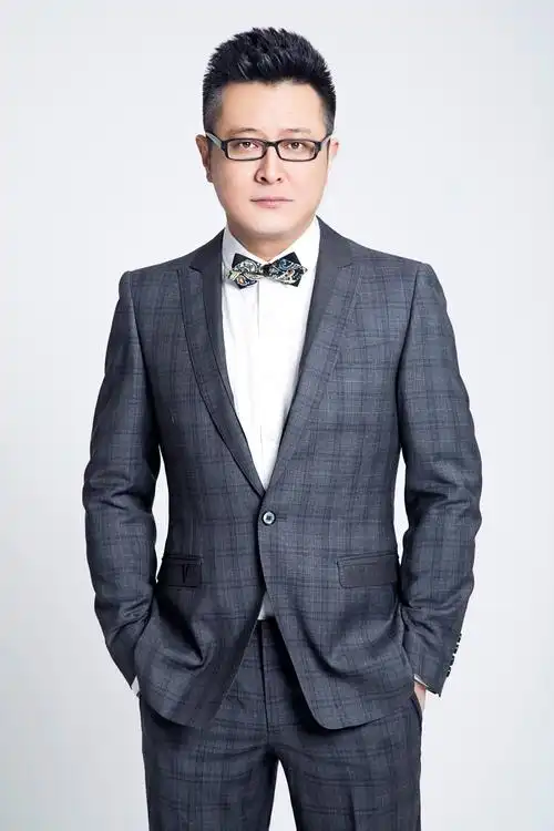 曾主持《东方时空》,《焦点访谈》,《高端访问》,《环球视线》等.