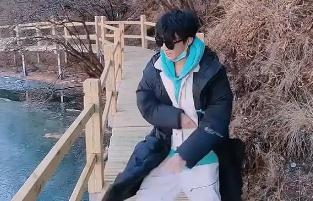 王俊凯光膀子泡温泉,腹肌和胳膊肌肉太抢镜,完全不像21岁的身材