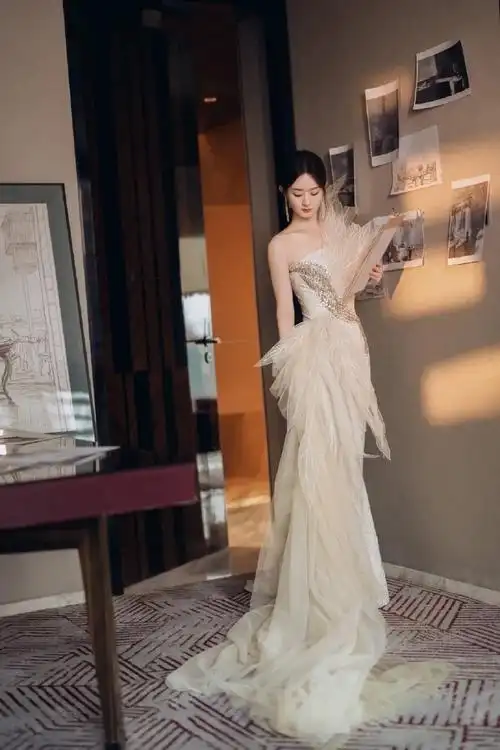 赵丽颖羽毛礼服太仙了