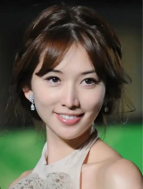 而林志玲除了柔和外,还是高挑 甜美 女人味的综合体,她的鼻子锐度更高