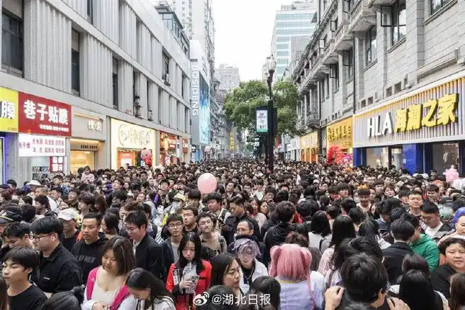 武汉进入五一出行高峰##第一批游客已挤满武汉各大景区##五一乐游