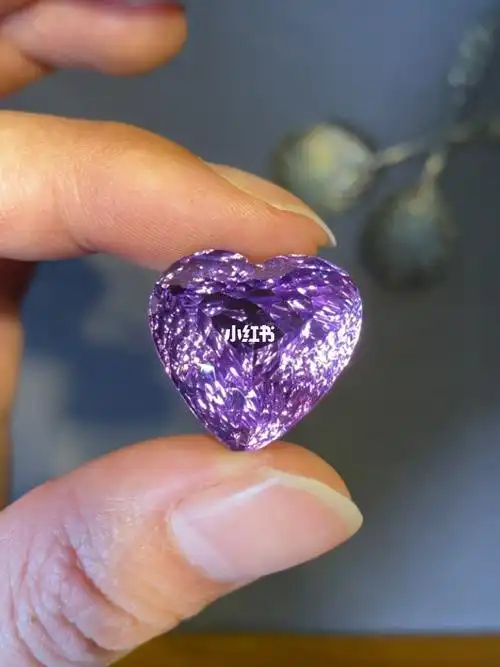 一颗心型宝石