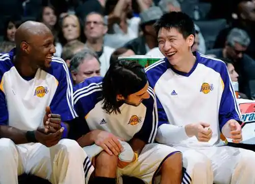 除了孙悦,北控还有两人得分上双,分别是王子瑞和王少杰,这两人今晚都