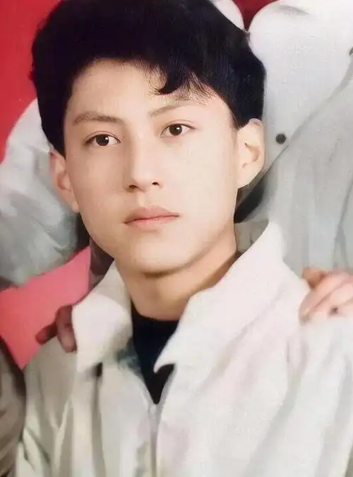 "老干部"靳东:与大九岁的江珊同居五年,后娶二婚的李佳