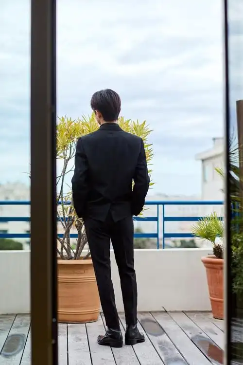 易烊千玺黑西装插兜背影图,黑色西装造型清逸俊雅