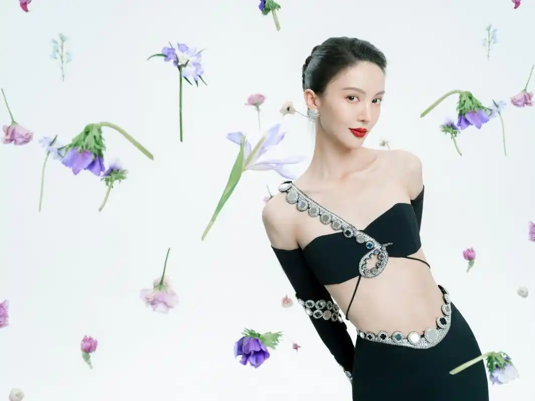 金晨微博之夜惊艳造型释出 抹胸蛮腰鱼尾裙 大胆前卫且很有时髦感