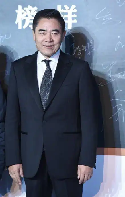 63岁陈宝国近照曝光,身姿挺拔精神抖擞,娶中戏老师生活幸福