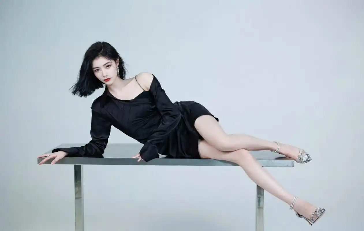 许佳琪修长美腿写真,两条大白腿让人看的鼻血直流,过足了眼瘾!