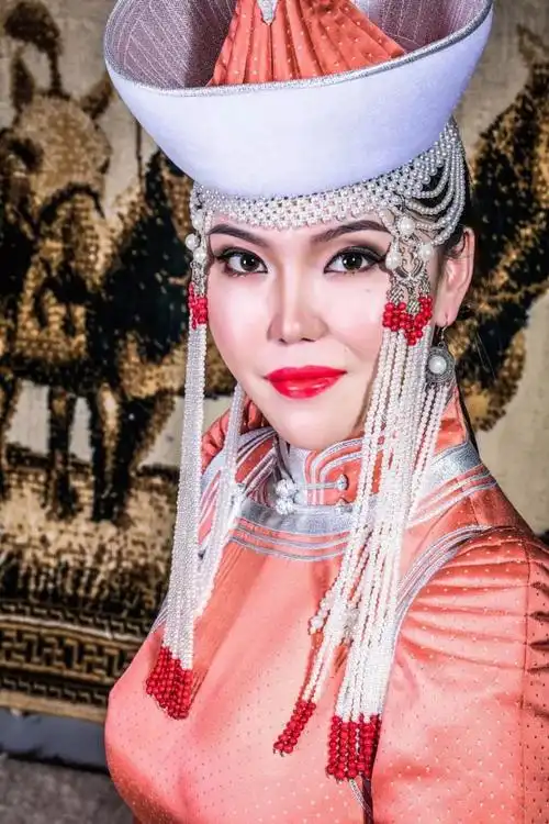 蒙古佳丽90后美女歌手阿雅拉贡演唱梦中的故乡