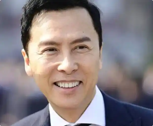 原创47岁靳东对比60岁甄子丹我才知道骨相老去和皮相老去的区别