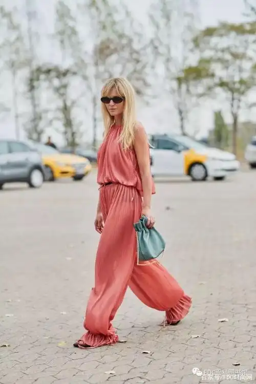 西瓜红是一个艳丽但不会太抢眼的颜色,搭配同色系的花色不会过分夸张