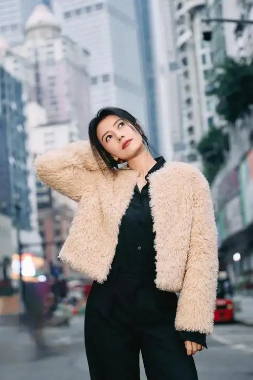 高圆圆不惧阿姨称呼!随性自然的穿搭风格,搭配出秋冬氛围感造型