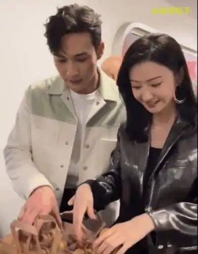 张彬彬采访只有侧脸全程紧盯景甜上一次看到这样的还是玄彬