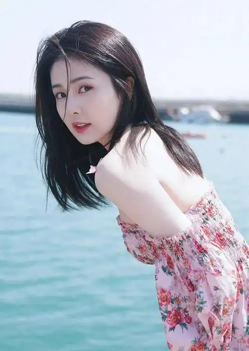 早年身为平面模特的白鹿(白梦研)摇身进入演艺圈后,主演《周生如故》