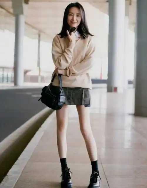 董洁为显腿长豁出去了!短裙短到露出口袋内兜,这腿真实存在的吗