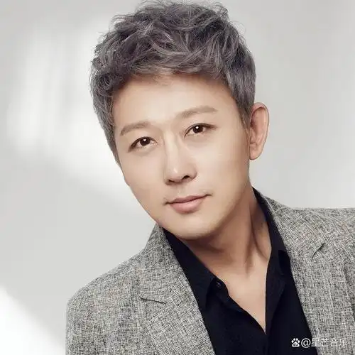 近日,内地知名男歌手洛一发行最新原创单曲《痴情的锁链》,该歌曲在