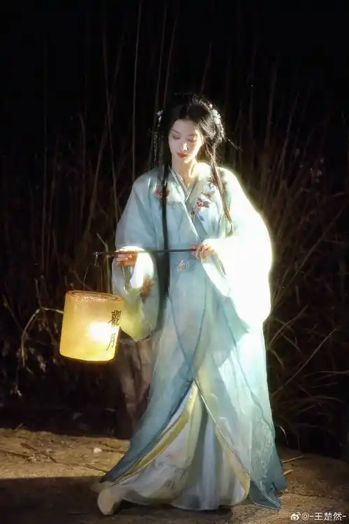 执伞提灯,好一个古风感绝色美女_一身_古代_仪态
