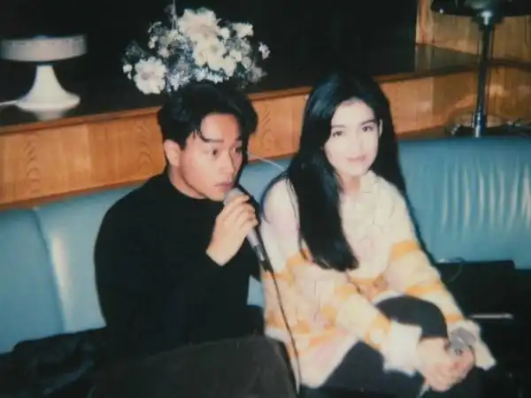 ▼周慧敏分享和张国荣以前的合照.(图/翻摄周慧敏脸书)