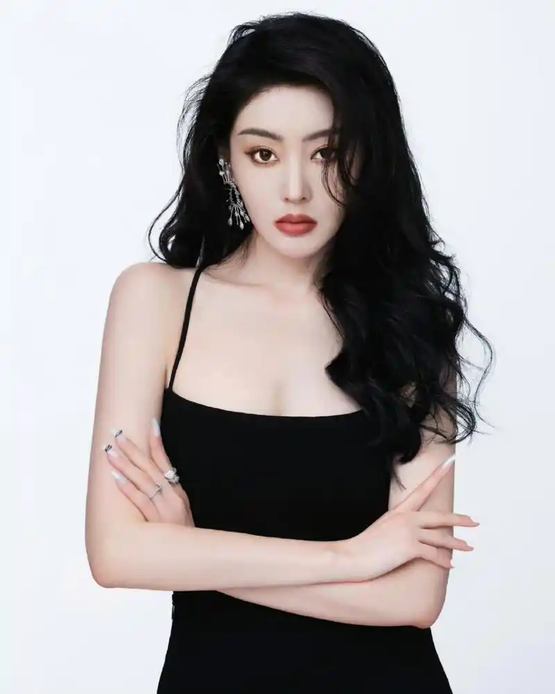 张天爱# 身穿黑色吊带裙,秀丽卷发披肩,明眸皓齿,烈焰红唇,香肩玉背