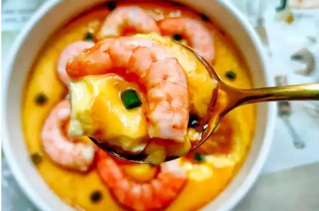 一道百吃不厌的虾仁蒸鸡蛋,大人小孩都爱吃,滑嫩不长胖