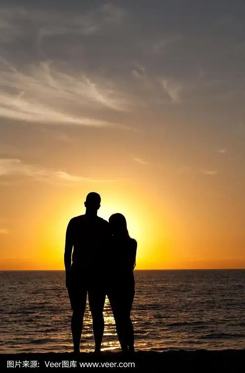 《日落海滩上的情侣