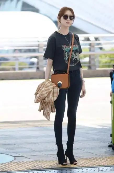 李圣经身材上热搜,坐稳腿精称号,网友:真是靓丽的风景线!_网易订阅